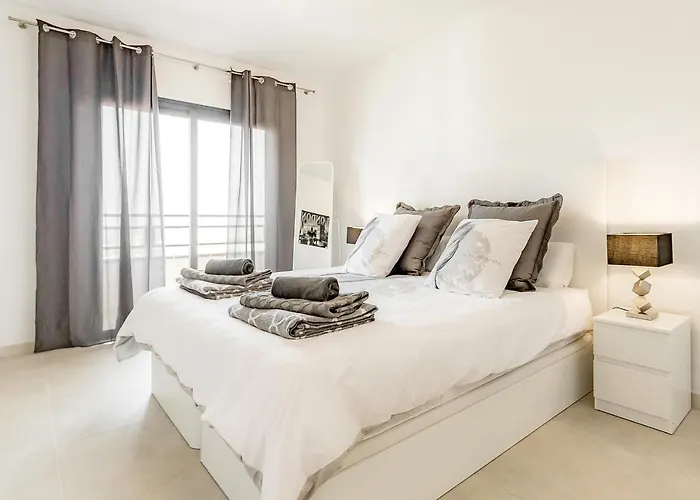 Sea View Apartment *